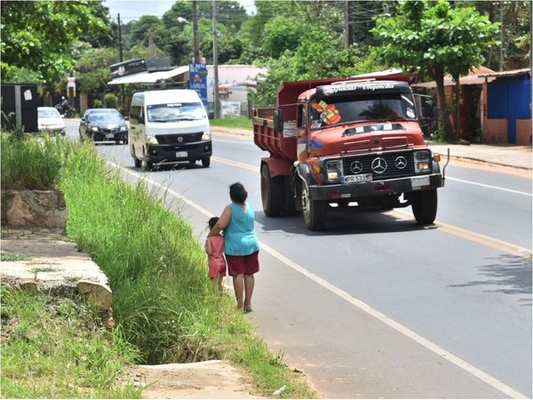 Peatones conviven con el peligro en ruta que une Luque-San Bernardino