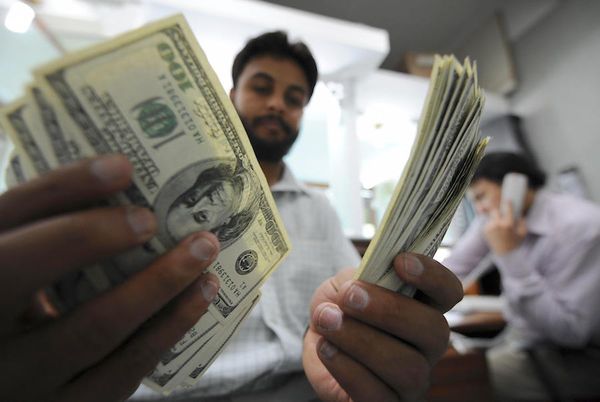 Multinacionales presionan la demanda del dólar, explican