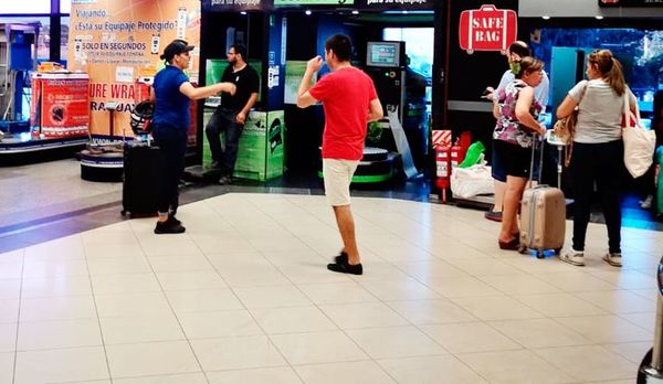 Dinac extendió contratos a empresas que embalan maletas en aeropuerto - Economía - ABC Color