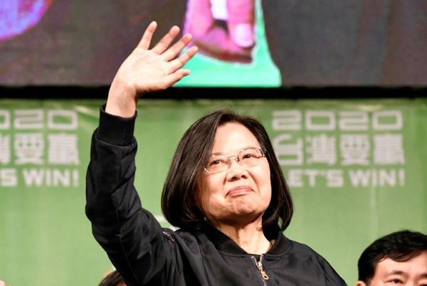 Tsai, crítica con Pekín, logra una amplia victoria
