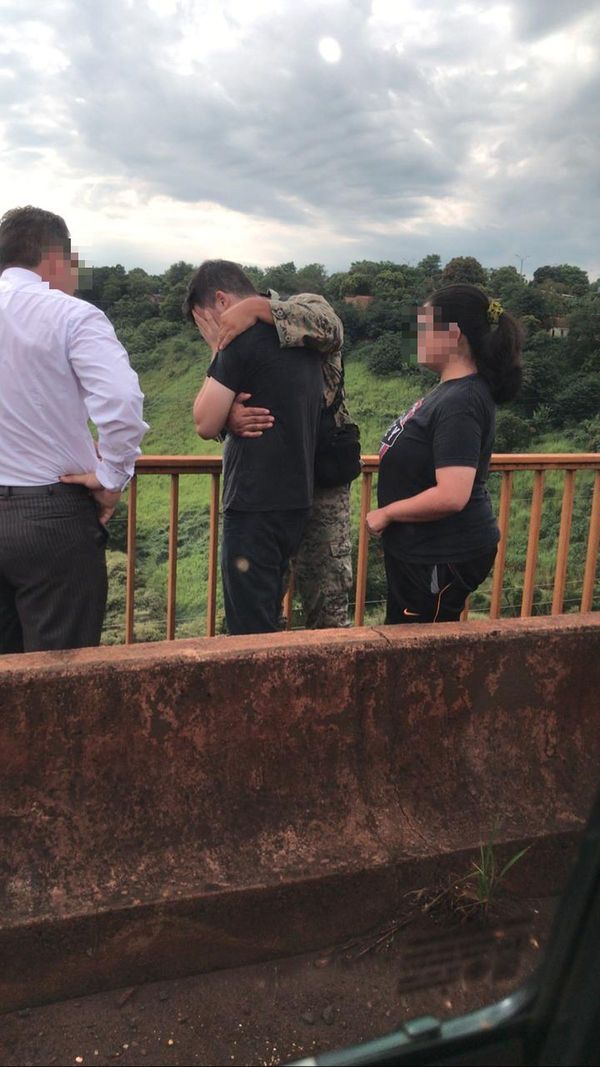 Agente de GEO evitó que joven se tire de un puente en Alto Paraná