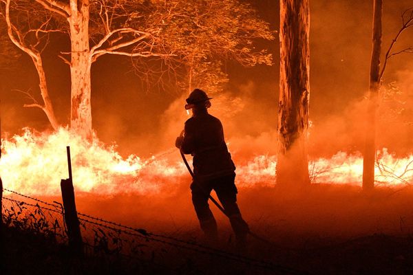 Un bombero muere luchando contra los incendios en Australia