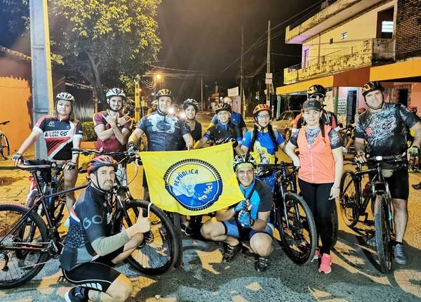 Grupo de ciclistas realiza tours por barrios y compañías de Luque •