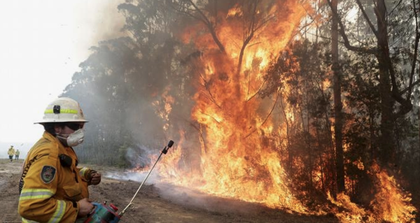 Un bombero falleció cuando controlaba un incendio forestal en Australia » Ñanduti