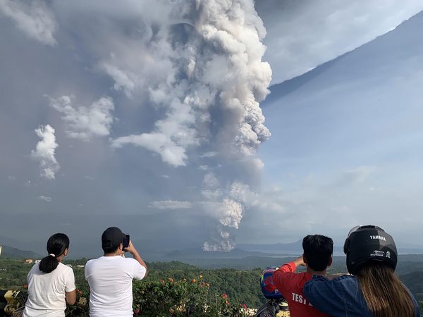 Miles de evacuados y vuelos suspendidos por erupción del volcán Taal » Ñanduti