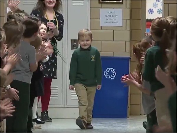 Escuela recibe con aplausos a niño que venció la leucemia