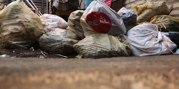 Denuncian que familia arroja residuos en arroyo de Lambaré