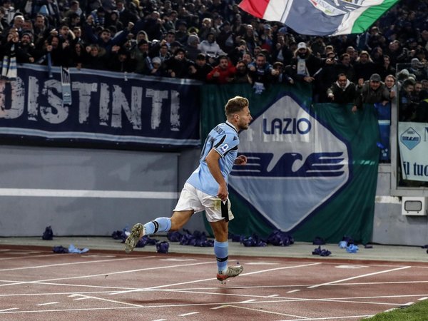 Un grave fallo de Ospina hunde al Napoli y prolonga el vuelo del Lazio