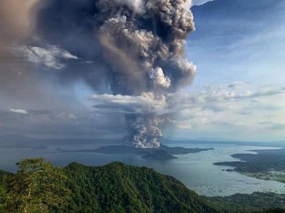 Las sorprendentes imágenes de la erupción del volcán Taal
