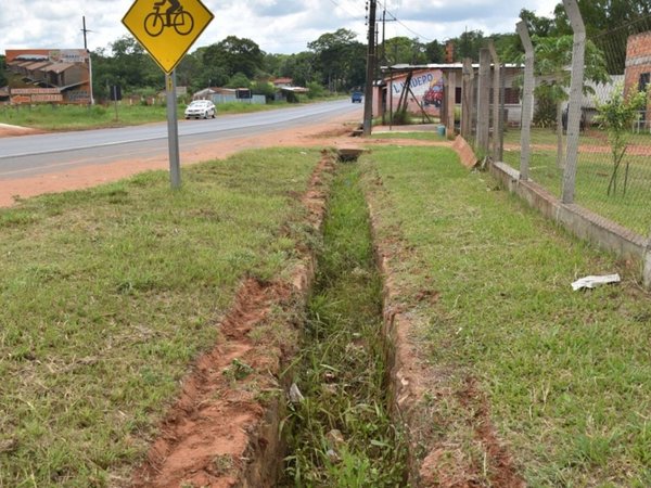 Ruta Luque-San Ber: Malezas y arena taponan desagües e inundan  barrios