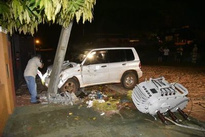 Conductor pierde el control de su camioneta y deja sin luz a varios - Nacionales - ABC Color
