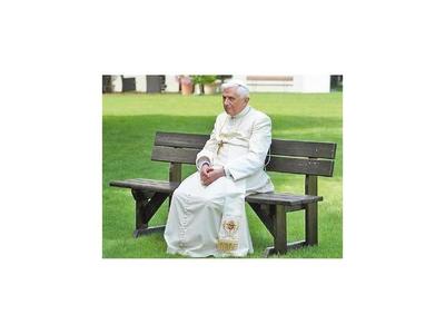 Benedicto XVI defiende el celibato en libro en coautoría