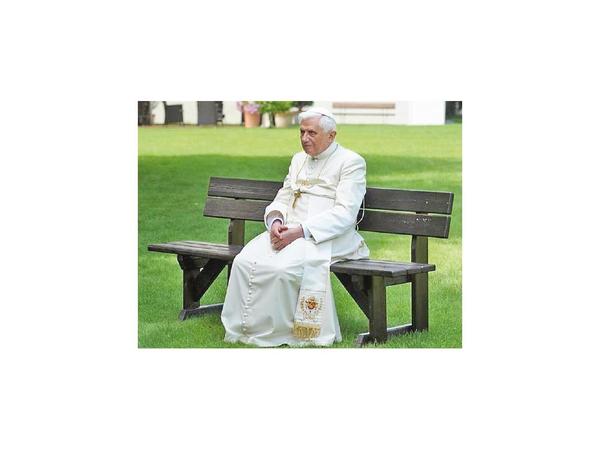 Benedicto XVI defiende el celibato en libro en coautoría