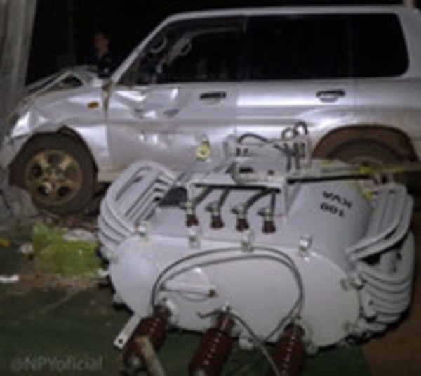 Chocó contra una columna y dejó sin luz a un barrio - Paraguay.com