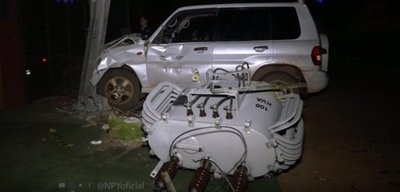 Chocó contra una columna y dejó sin luz a un barrio | Noticias Paraguay