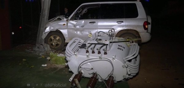 Chocó contra una columna y dejó sin luz a un barrio | Noticias Paraguay