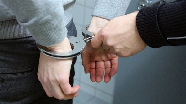 Detienen a sospechoso de violencia intrafamiliar