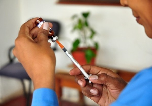 Farmacias ofrecen hasta por 'delivery' vacunas contra dengue