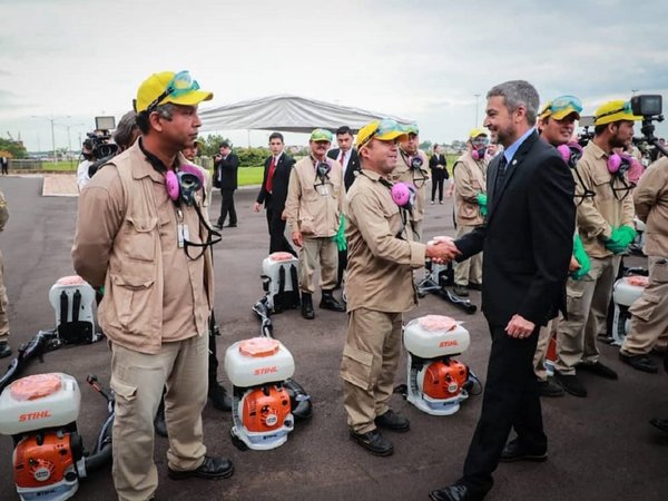 Abdo felicita a trabajadores de blanco durante epidemia de dengue
