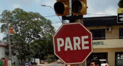 Ponen carteles de advertencia en semáforos