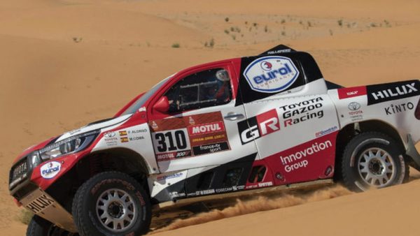 Fernando alonso brilla en el Dakar