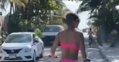 (VIDEO) En biquini sobre bici