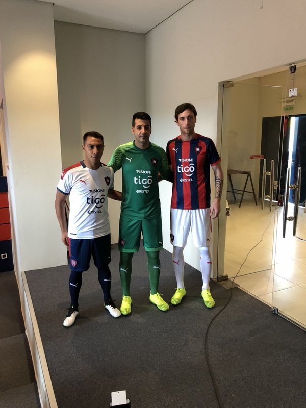 Cerro presentó la camiseta más esperada