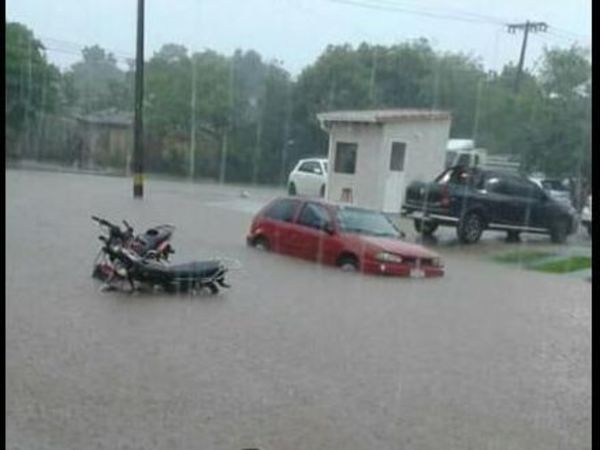 Torrencial lluvia causó inundaciones en Coronel Oviedo - Nacionales - ABC Color