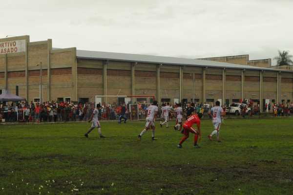 La Selección de Casadeña embarró sus chances de seguir en carrera