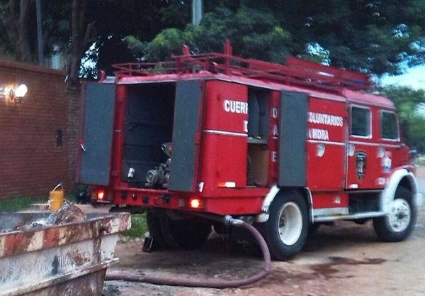 HOY / Sirven gratis a la comunidad y la gente abusa: piden a los bomberos cargar sus piscinas