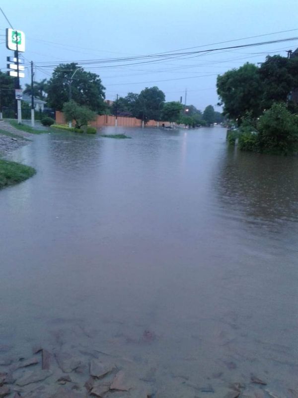 Intensa lluvia genera inundación de calles y viviendas en Villarrica - Nacionales - ABC Color