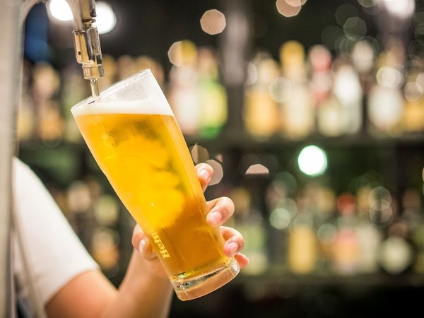 Suspenden ventas de cervecera brasileña investigada por riesgo a la salud