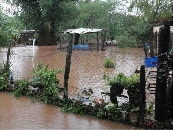 Calles y casas bajo agua tras lluvias en Villarrica
