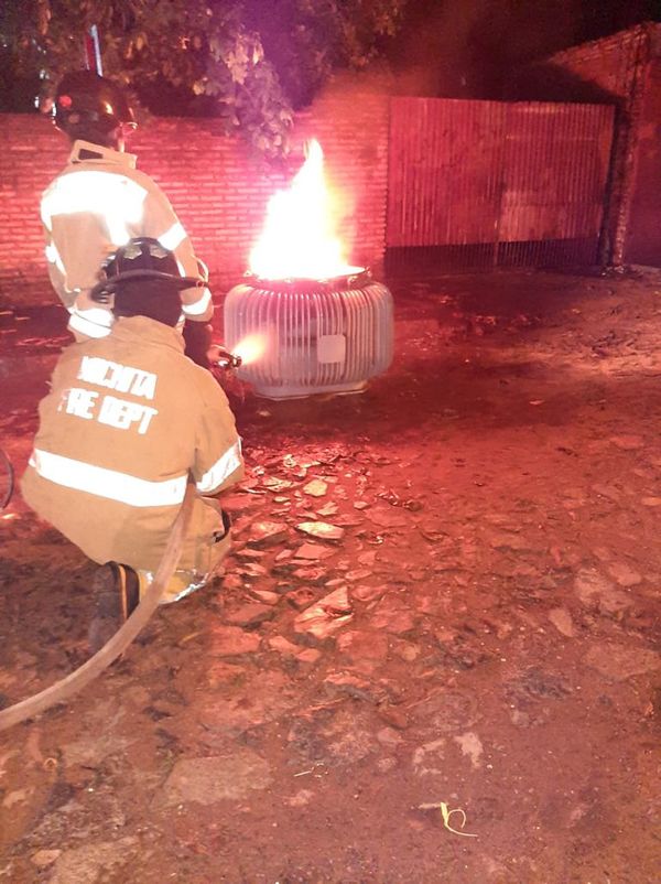 Transformador de ANDE ardió en llamas en Villa Aurelia - Nacionales - ABC Color