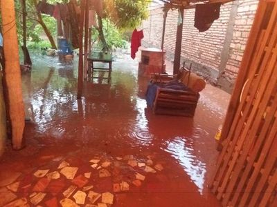 Varias familias de Ybycuí afectadas por inundación debido a obras irregulares, denuncian  - Nacionales - ABC Color