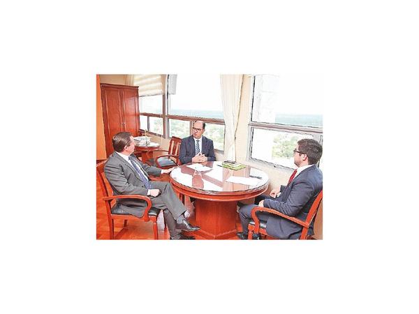 Ministro estudia proyecto de ley antichicana con abogados