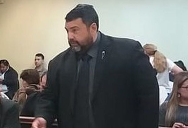En pelea de grupos apuñalan a hombre
