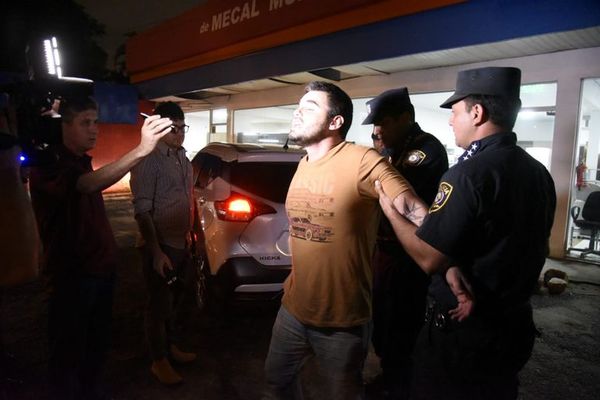 Detenidas tres personas por arrojar cerveza a patrullera y resistirse a control - Nacionales - ABC Color