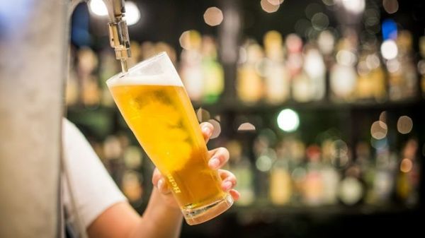 Suspenden ventas de cerveza brasileña investigada por riesgo a la salud