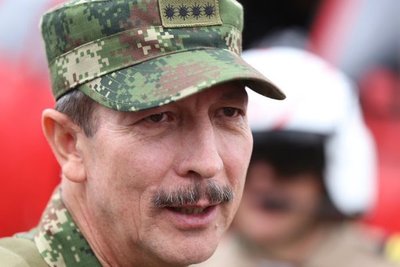 Abren investigación contra el exjefe del Ejército colombiano por espionaje