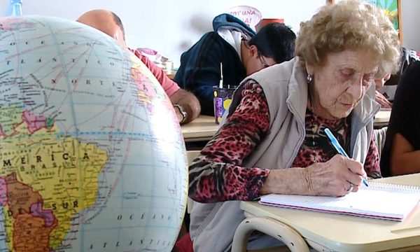 ¡La edad no es excusa! Abuelita de 99 años regresó a la escuela