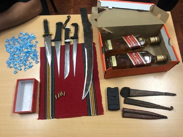 Encuentran armas blancas, alcohol, supuesta droga y balas en Tacumbú