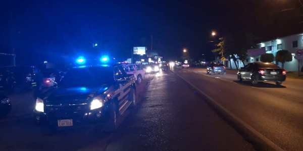 Ebrios al volante intentaron derramar cerveza a una patrullera » Ñanduti