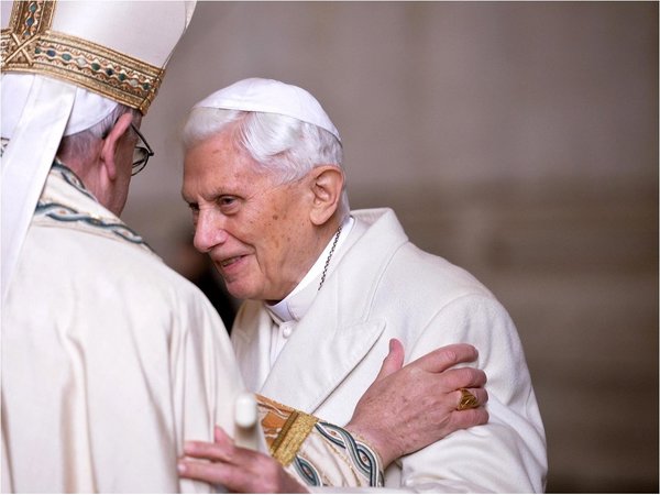 Benedicto pide retirar su firma del polémico libro que defiende celibato