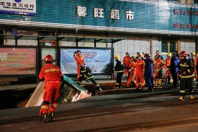 Un enorme socavón se traga un autobús en China y causa al menos 6 muertos - Mundo - ABC Color