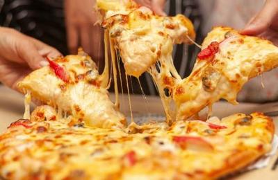 La pizza con kiwi que causa polémica en las redes sociales - SNT