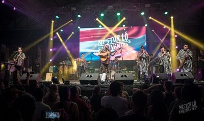 Néstor Ló y Los Caminantes ganan Poncho de Oro en Pirirebuy
