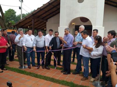Presidente resta importancia a críticas y lee la Biblia en pleno acto oficial - Nacionales - ABC Color