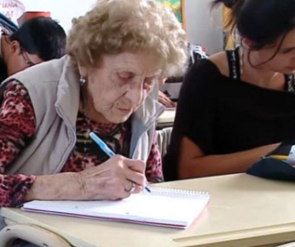 Mujer de 99 años regresó a la escuela