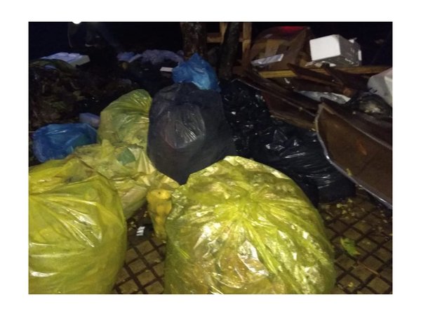 Cierran Cateura y carriteros tiran donde sea sus basuras